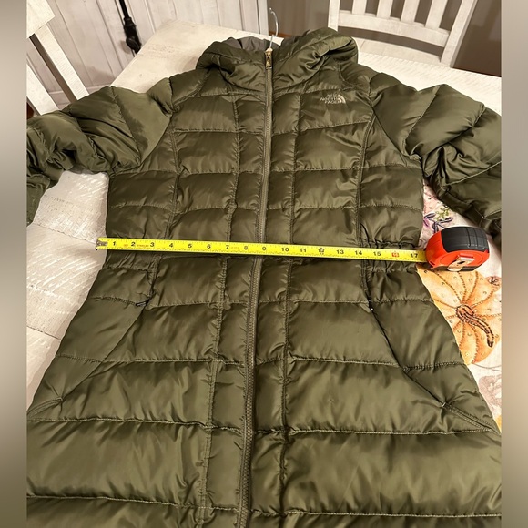 The North Face Women’s down parka Size Medium - Picture 5 of 10